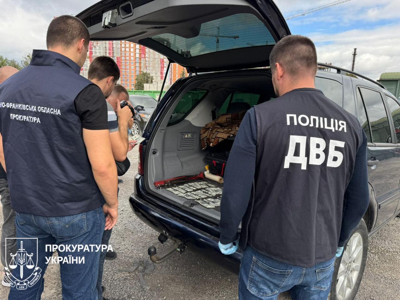 На Прикарпатті викрили керівника благодійного фонду, який вирішив "підзаробити" на переправленні ухилянтів за кордон. Фото