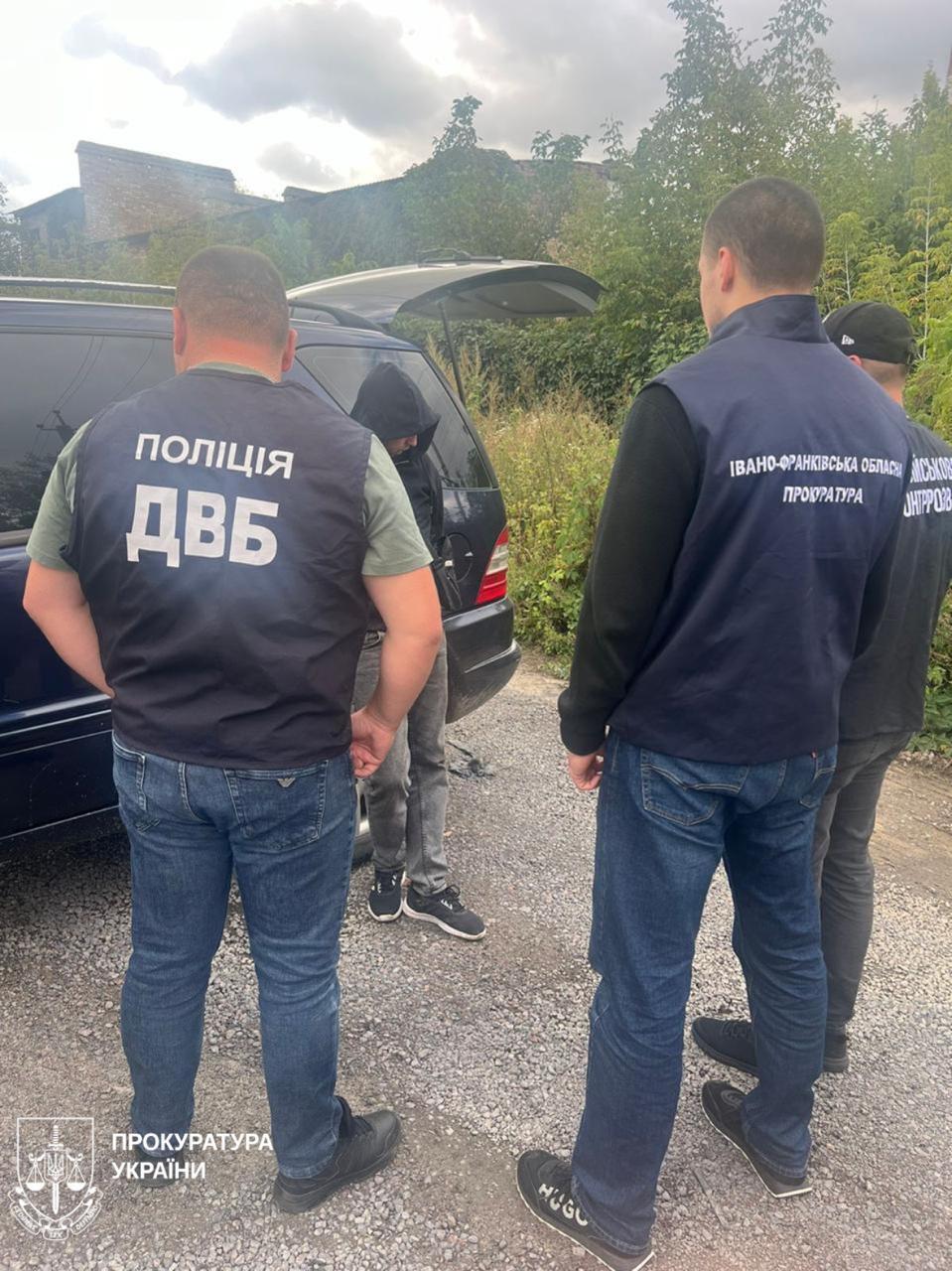 На Прикарпатті викрили керівника благодійного фонду, який вирішив "підзаробити" на переправленні ухилянтів за кордон. Фото