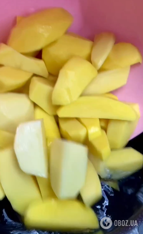 Як смачно приготувати картоплю з курячим філе на вечерю: страва точно не буде сухою