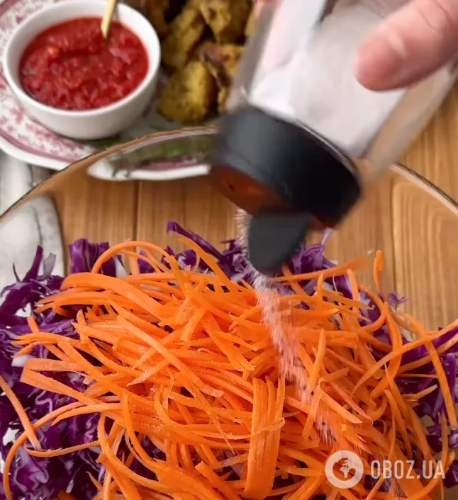 Идеально к мясу и как начинки для бургеров и шаурмы: салат ''Коул Слоу'' из капусты и моркови