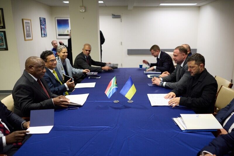 ЮАР готова принять встречу лидеров Украины и России: Зеленский обсудил с Рамафосой ситуацию на фронте и мирный процесс