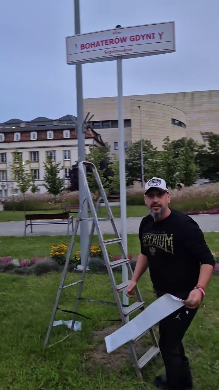 У Польщі чоловік заклеїв табличку з написом "Площа Вільної України" наліпкою "Герої Гдині": його знайшли. Фото й відео