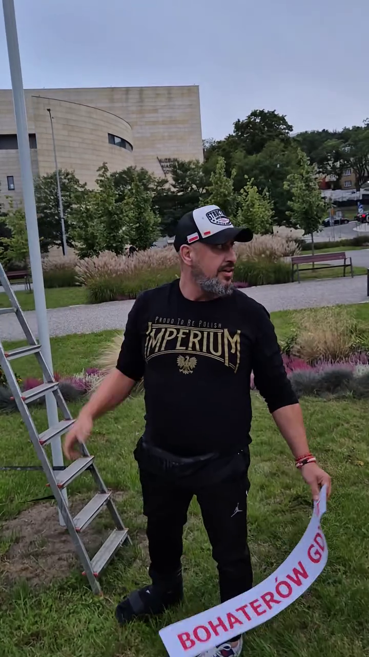 У Польщі чоловік заклеїв табличку з написом "Площа Вільної України" наліпкою "Герої Гдині": його знайшли. Фото й відео