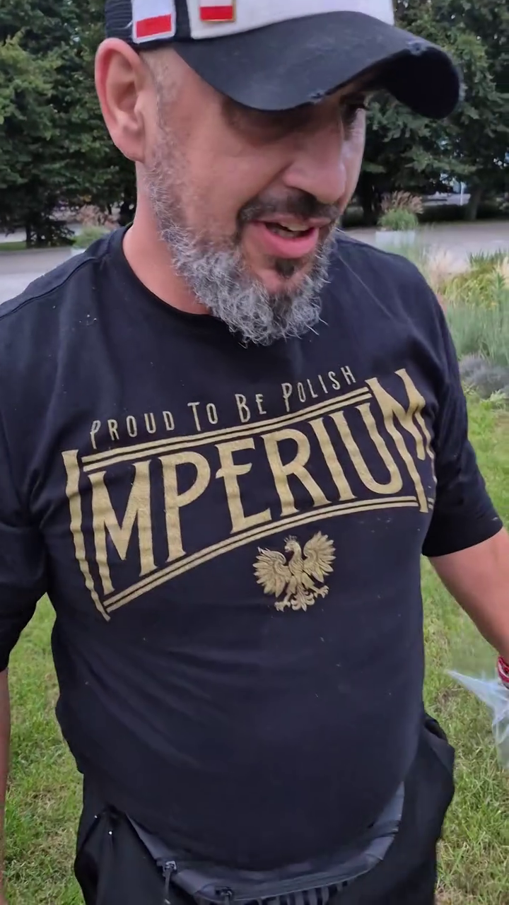 У Польщі чоловік заклеїв табличку з написом "Площа Вільної України" наліпкою "Герої Гдині": його знайшли. Фото й відео