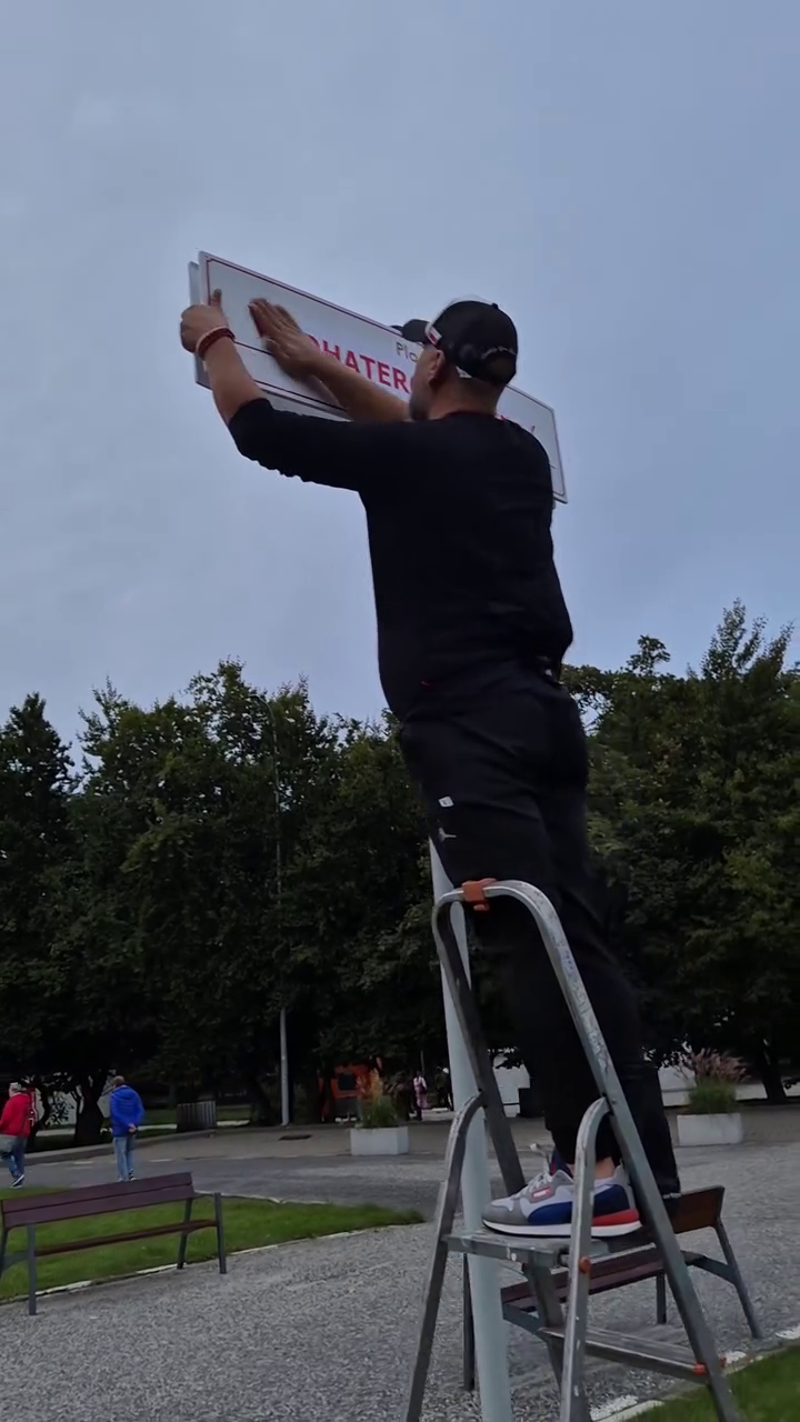 У Польщі чоловік заклеїв табличку з написом "Площа Вільної України" наліпкою "Герої Гдині": його знайшли. Фото й відео