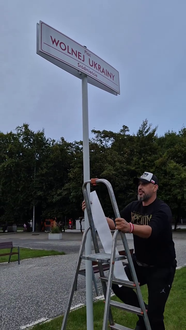 У Польщі чоловік заклеїв табличку з написом "Площа Вільної України" наліпкою "Герої Гдині": його знайшли. Фото й відео