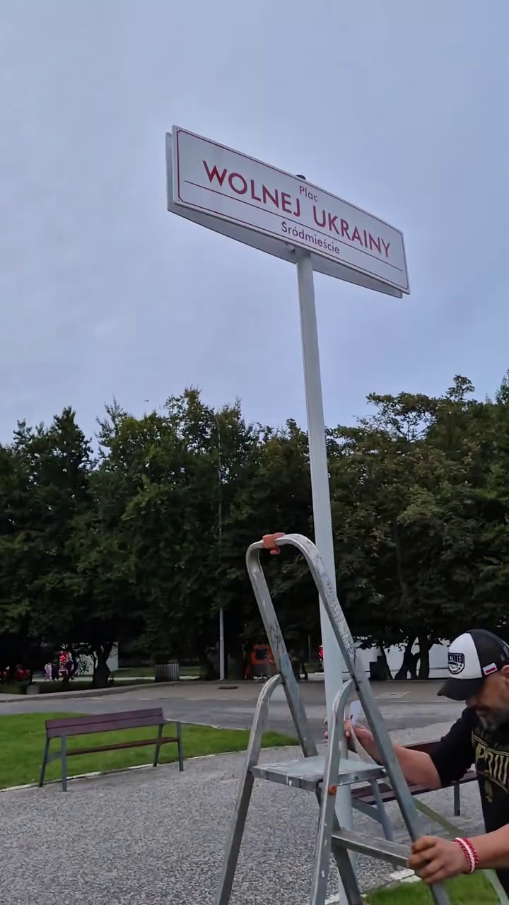 У Польщі чоловік заклеїв табличку з написом "Площа Вільної України" наліпкою "Герої Гдині": його знайшли. Фото й відео