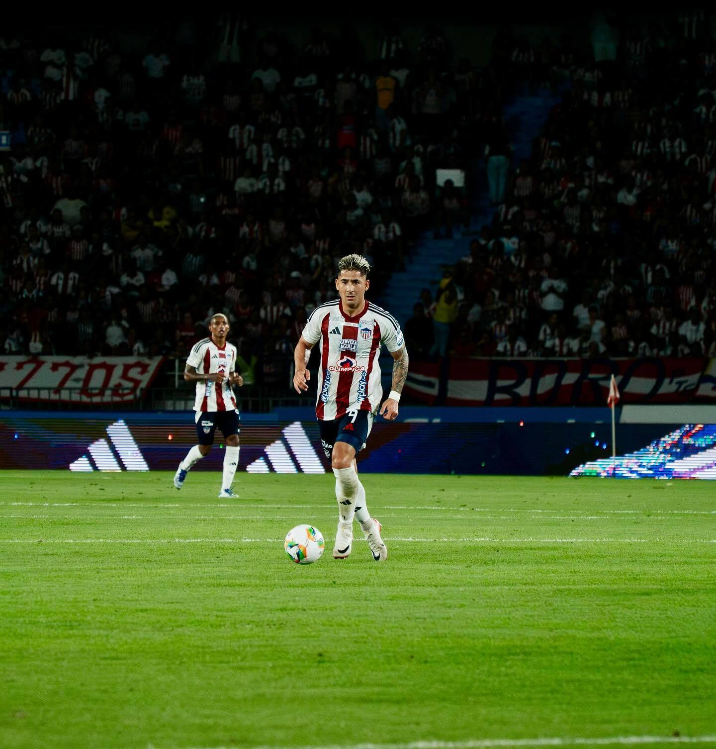 В Колумбии арбитр отменил "самый сумасшедший гол в истории футбола". Видео