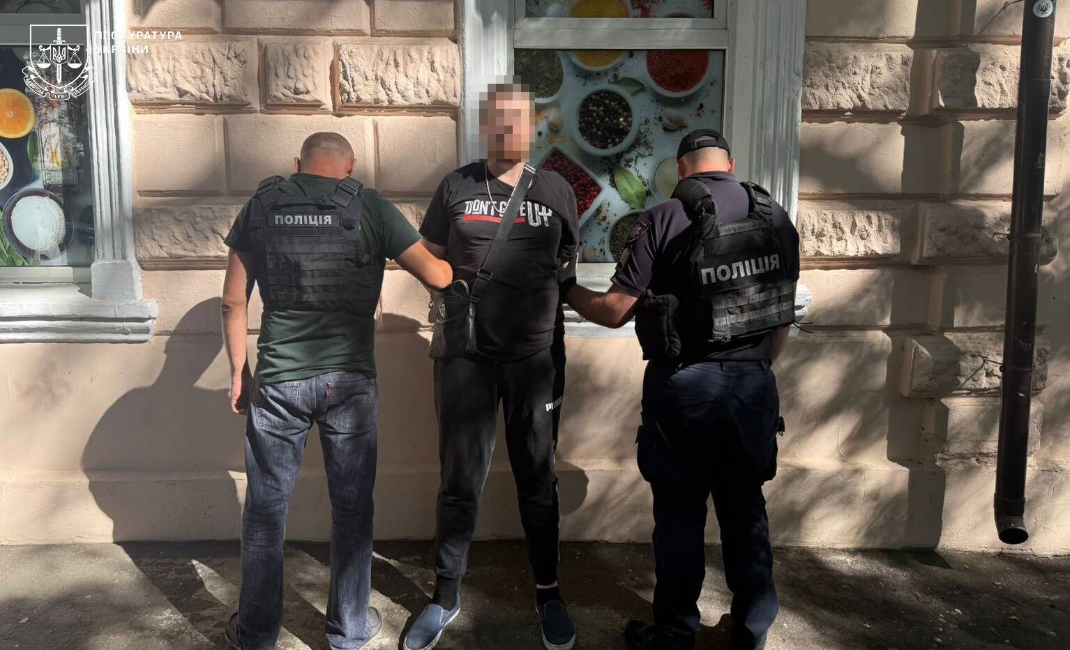 В Одесі викрили "схему" ухилення від мобілізації через фальшиві паспорти та довідки МСЕК: оплата йшла в криптовалюті. Фото