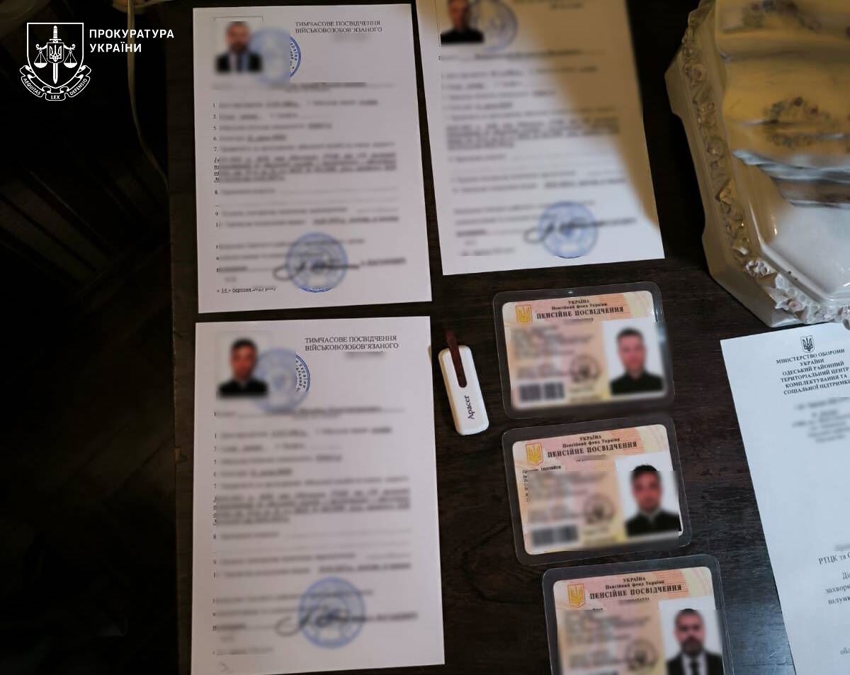 В Одесі викрили "схему" ухилення від мобілізації через фальшиві паспорти та довідки МСЕК: оплата йшла в криптовалюті. Фото