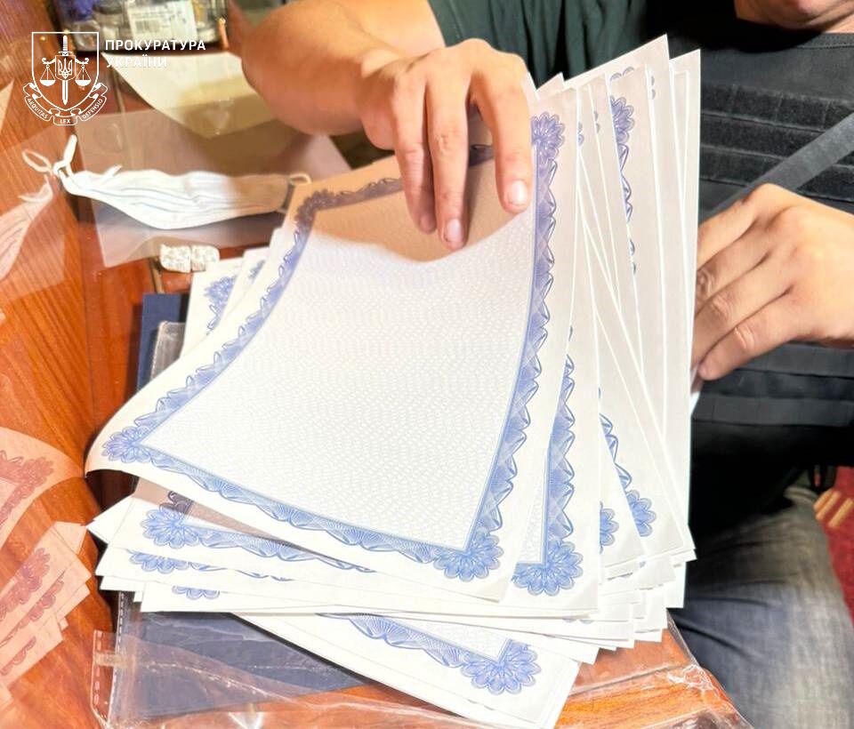 В Одесі викрили "схему" ухилення від мобілізації через фальшиві паспорти та довідки МСЕК: оплата йшла в криптовалюті. Фото