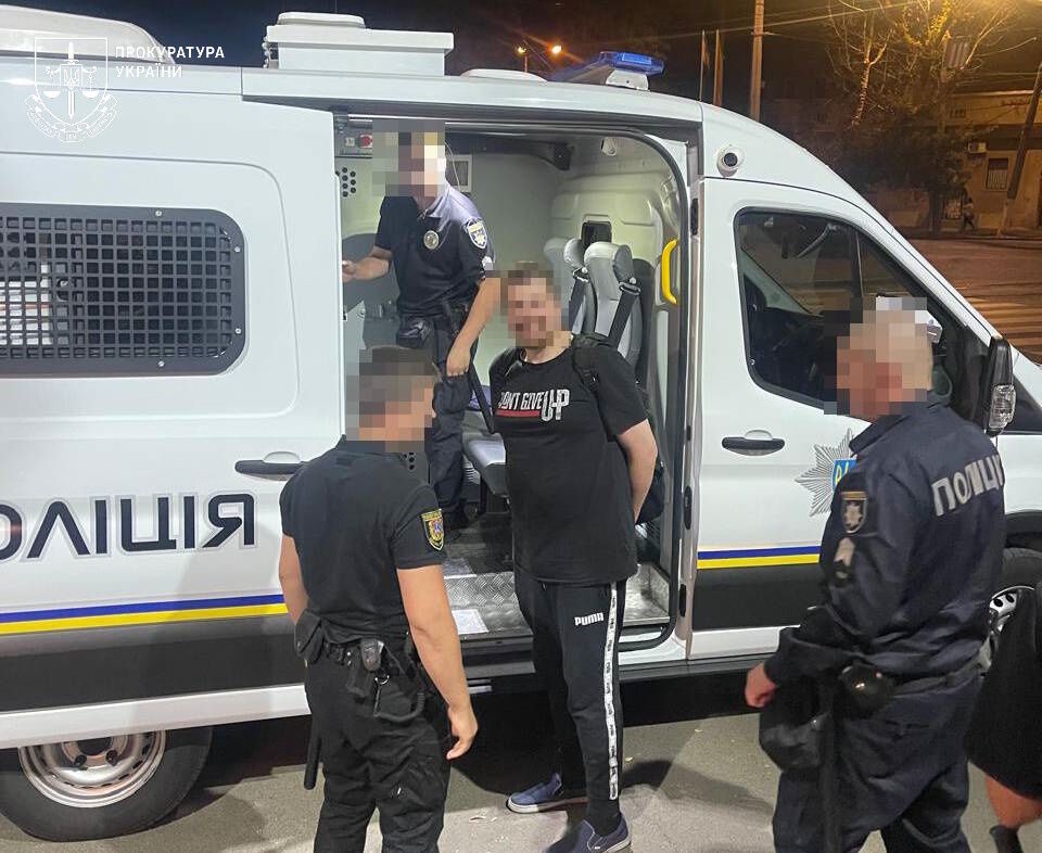 В Одесі викрили "схему" ухилення від мобілізації через фальшиві паспорти та довідки МСЕК: оплата йшла в криптовалюті. Фото