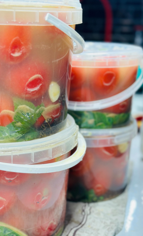 Домашні квашені помідори, як бочкові: ділимось найпростішим рецептом