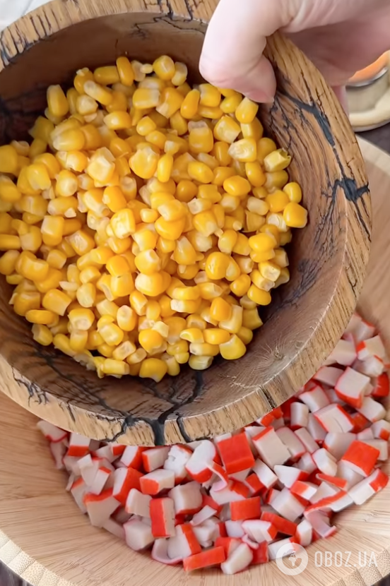 Конкурент обычному крабовому, но вкуснее: легкий салат ''Ле Краб'' для праздничного стола