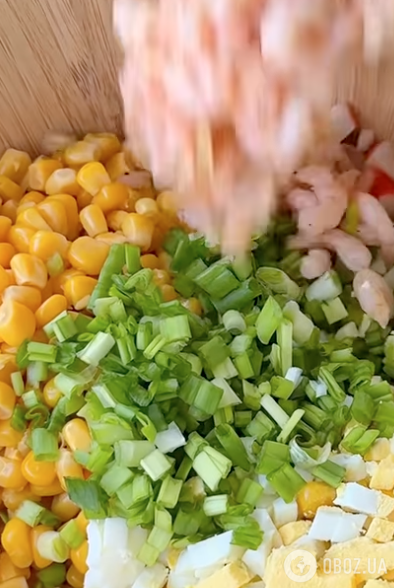 Конкурент обычному крабовому, но вкуснее: легкий салат ''Ле Краб'' для праздничного стола