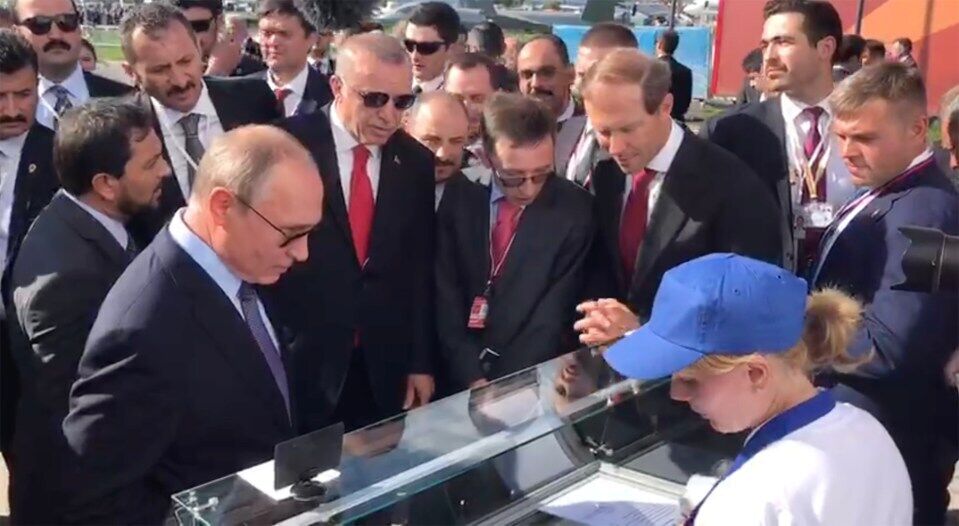 Возле Путина снова заметили таинственную женщину: кто такая "Агент Корнетто" и почему ее фото взбудоражило сеть