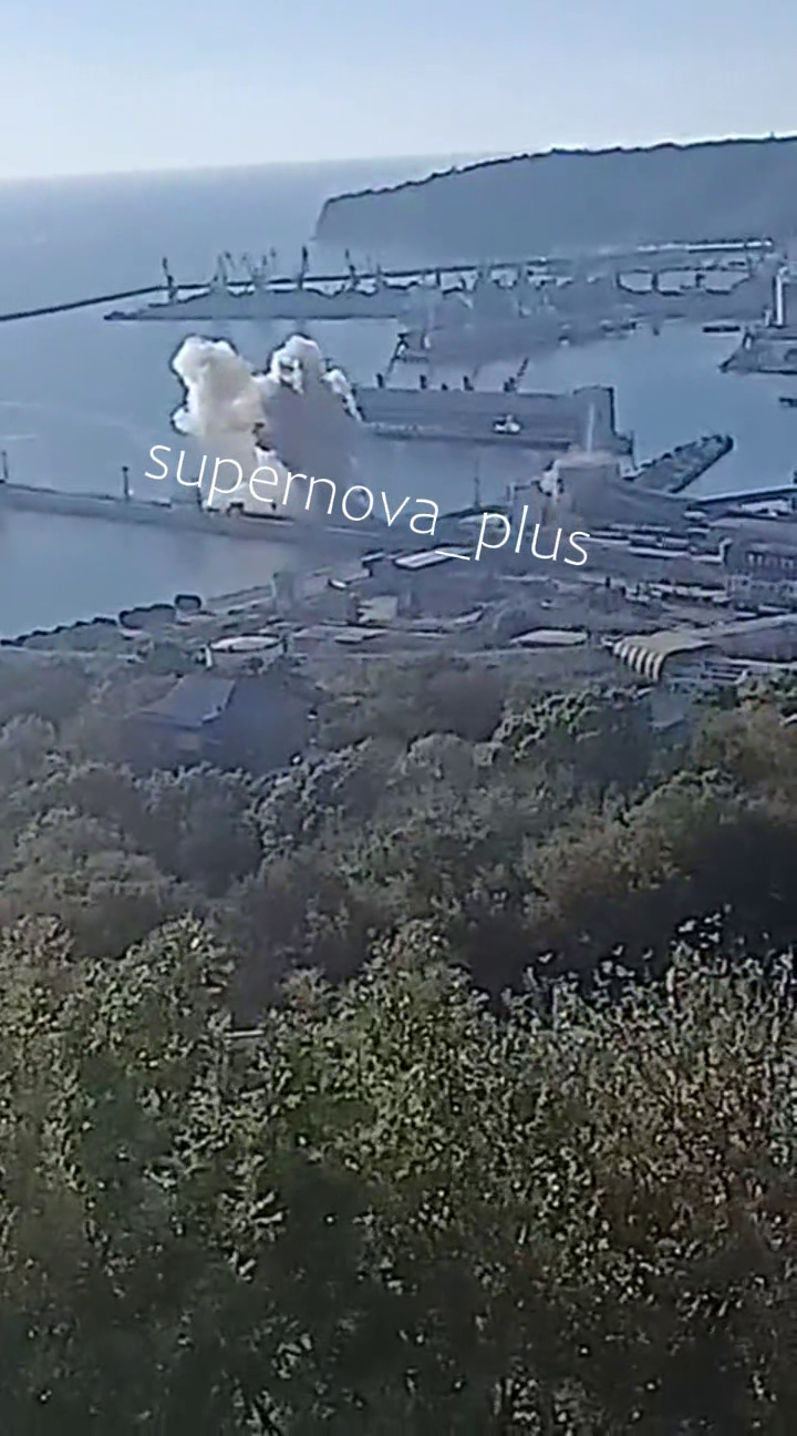 Морские дроны атаковали российский порт Туапсе: что известно. Фото и видео