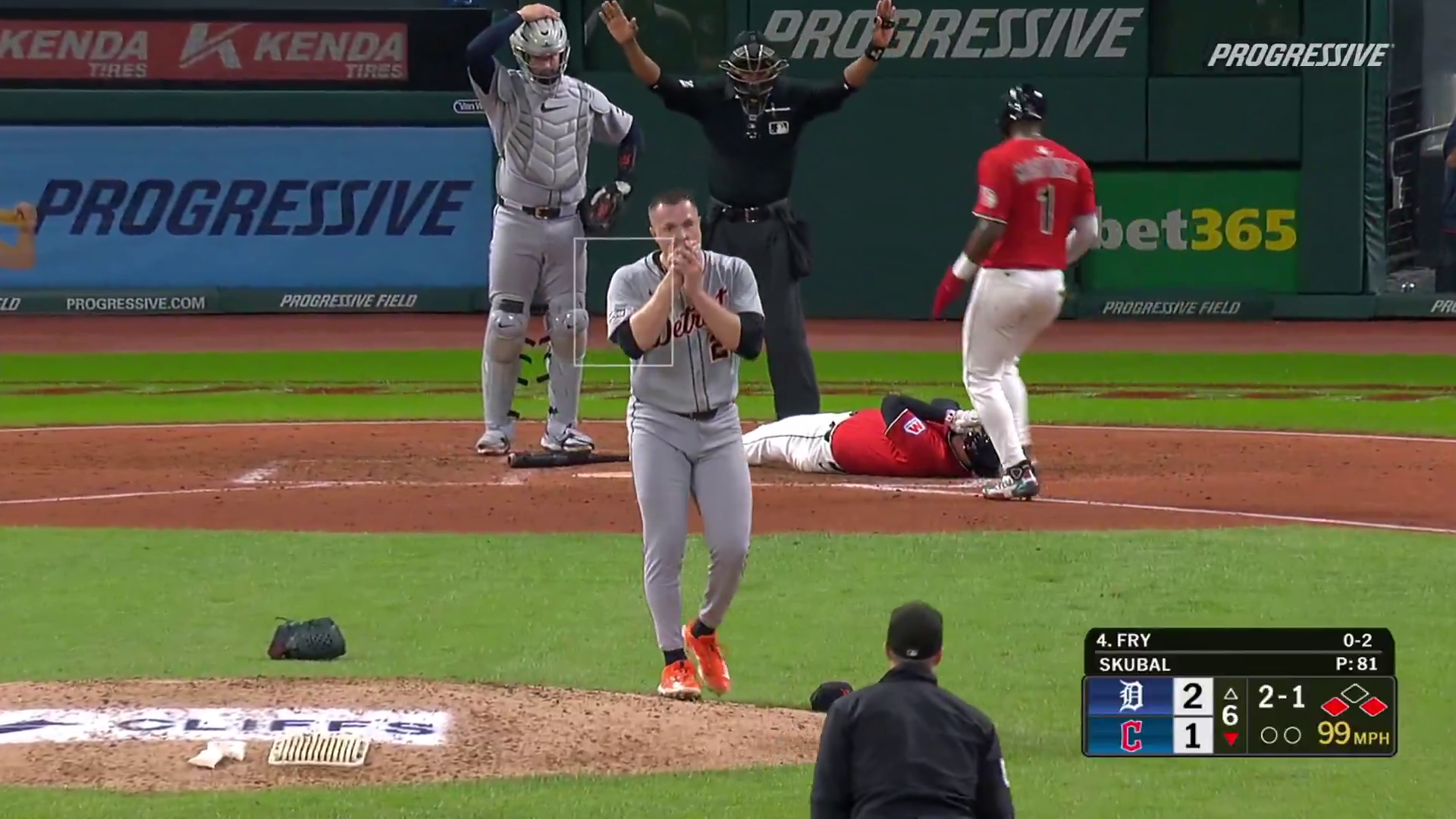 Бейсболіст отримав в обличчя м'ячем на швидкості 160 км/год. Відео зібрало 5 млн переглядів за кілька годин