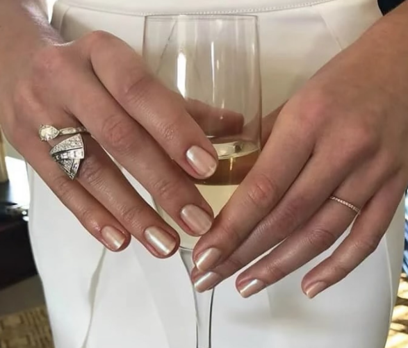 Забудьте про французький манікюр: "тюлеві нігті" стали найрозкішнішим трендом сезону