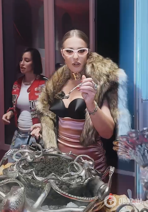 Тазик чорної ікри, устриці та лобстери: похресниця Путіна Собчак влаштувала "шабаш упирів" під час атаки на Москву і поплатилася за це