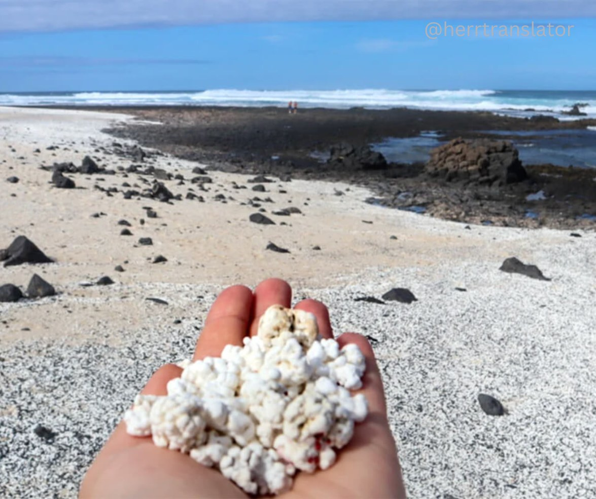 В Іспанії є пляж із піском у вигляді попкорну: як так вийшло