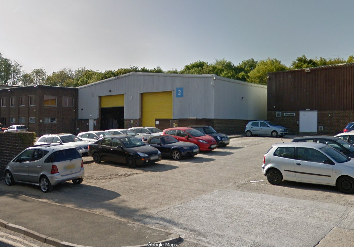 У Британії стався потужний вибух у промисловій зоні: піднявся стовп диму, людей евакуювали. Фото і відео