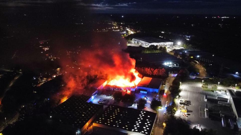 У Британії стався потужний вибух у промисловій зоні: піднявся стовп диму, людей евакуювали. Фото і відео