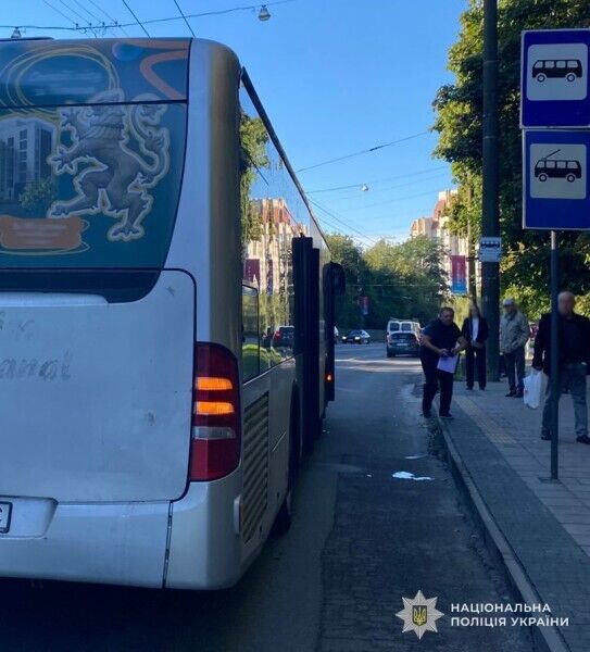 Во Львове мужчина выпал из автобуса и получил травму головы: появились данные о его состоянии