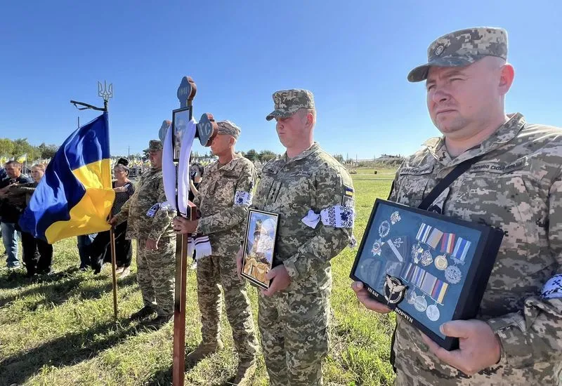 Без батька залишилася маленька донька: у Вінниці попрощалися  з розвідником, який загинув на Запорізькому напрямку. Фото