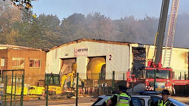 У Британії стався потужний вибух у промисловій зоні: піднявся стовп диму, людей евакуювали. Фото і відео