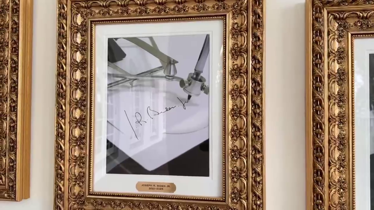 Трамп прибрав фото Байдена з "президентської Алеї слави" в Білому домі: повісив пристрій для автопідпису документів. Відео