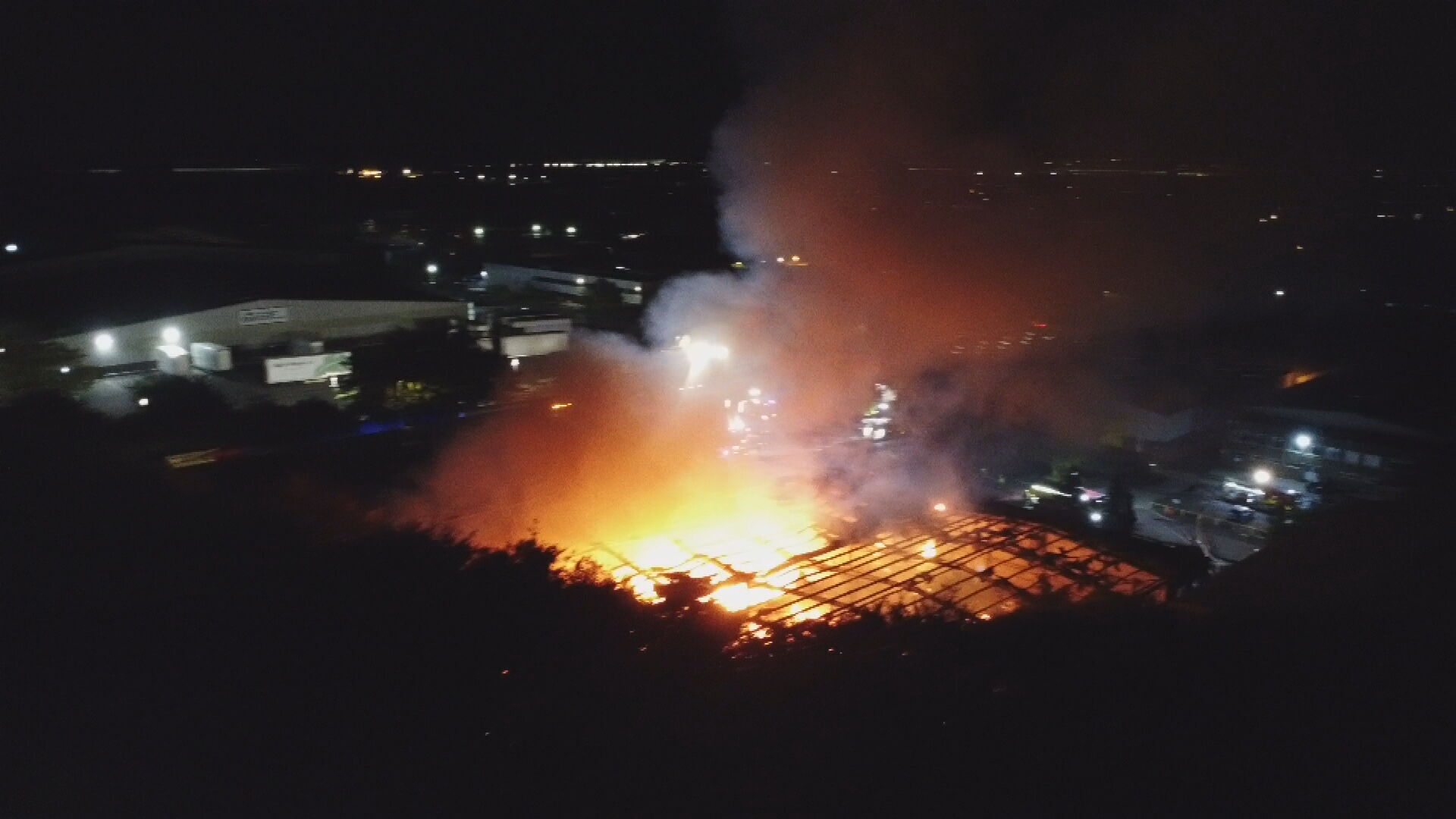 У Британії стався потужний вибух у промисловій зоні: піднявся стовп диму, людей евакуювали. Фото і відео