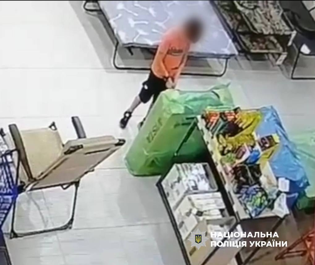 В Киеве 6-летний мальчик устроил пожар в гипермаркете. Подробности, фото и видео