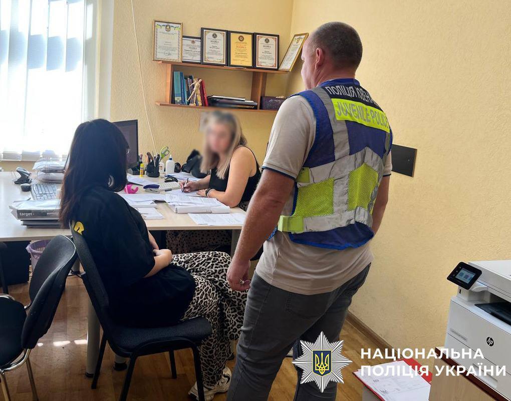 На 5 днів залишила немовля у зачиненій квартирі: у Києві повідомили про підозру 17-річній матері. Фото