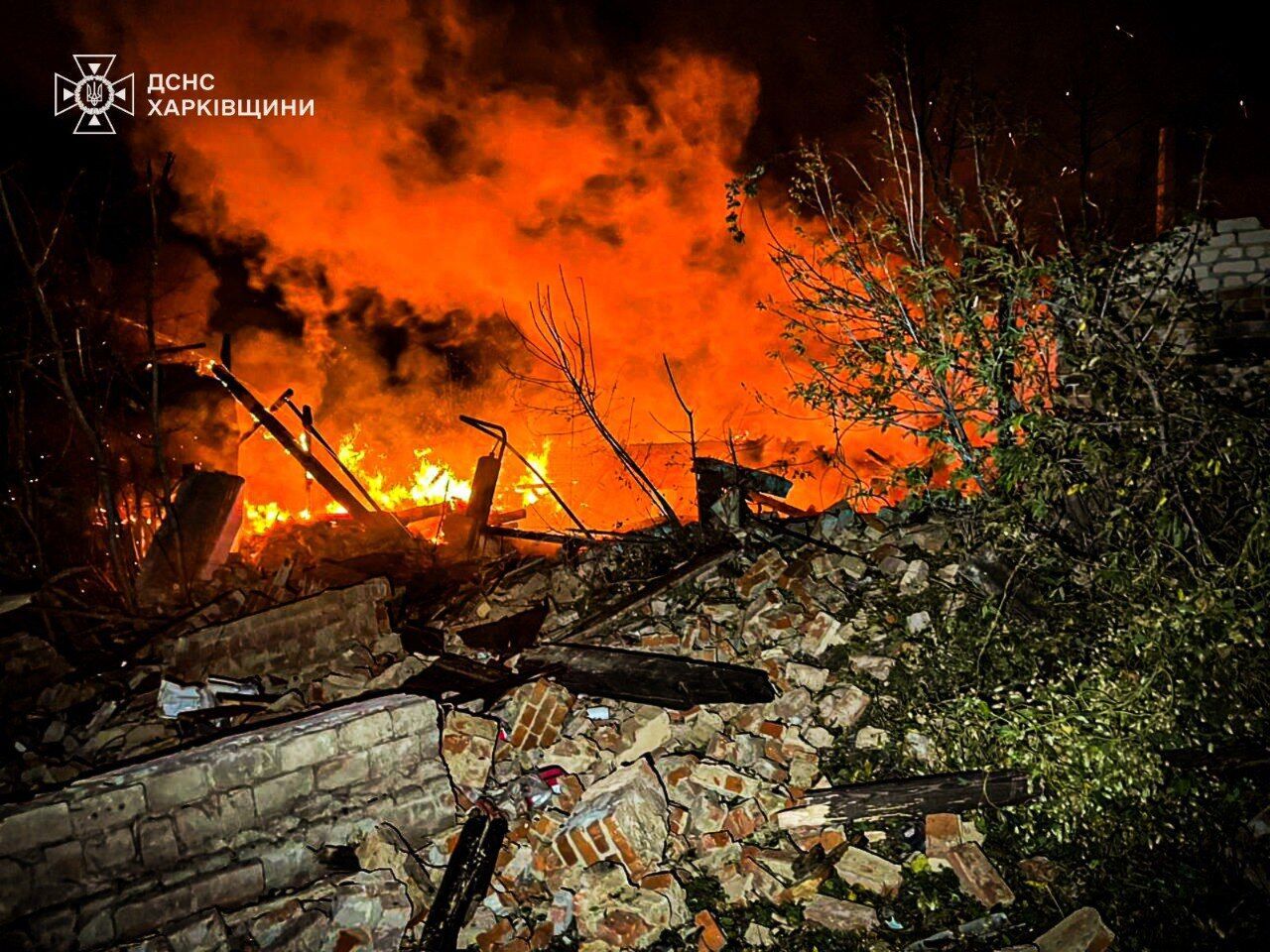 Окупанти вдарили по Харківщині: сталась пожежа, загинув чоловік. Фото