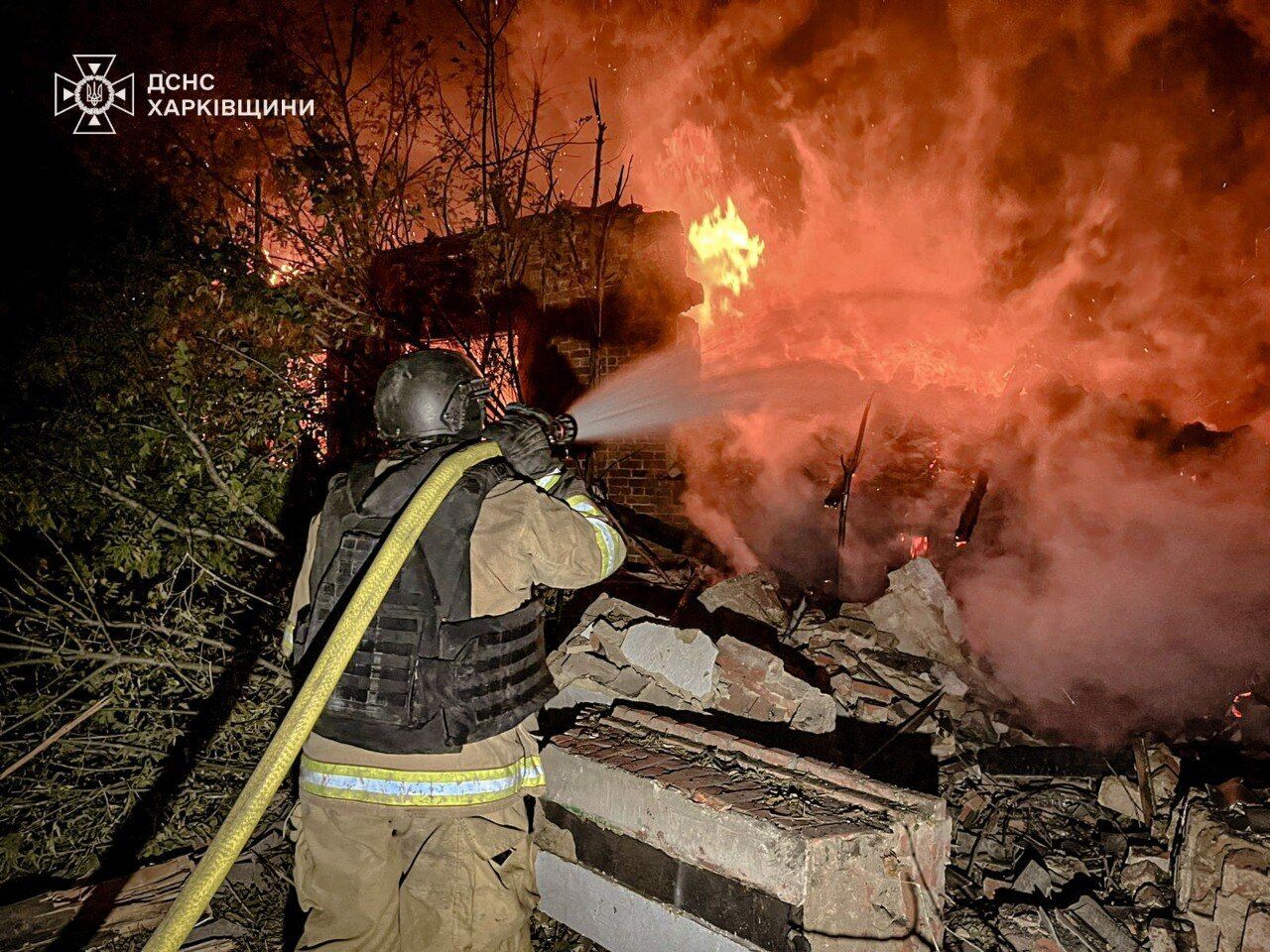 Окупанти вдарили по Харківщині: сталась пожежа, загинув чоловік. Фото