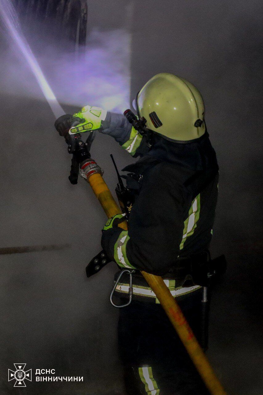 Окупанти атакували обʼєкти енергетики на Вінниччині: є влучання, сталась пожежа. Фото