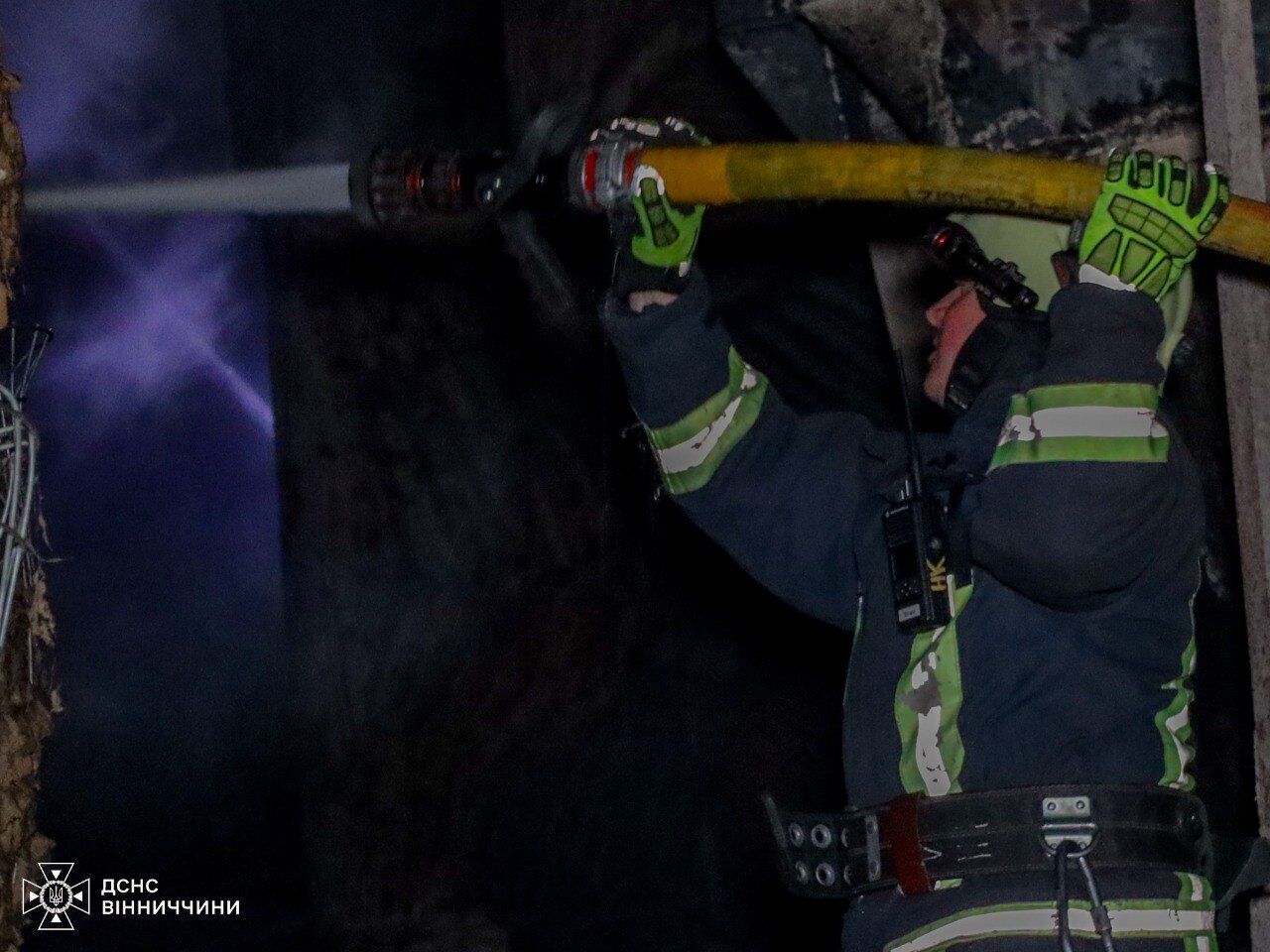 Окупанти атакували обʼєкти енергетики на Вінниччині: є влучання, сталась пожежа. Фото