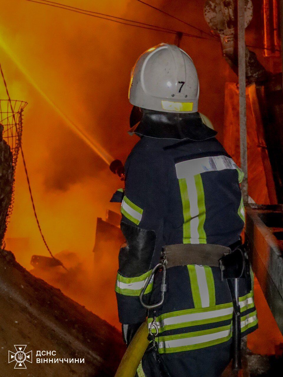 Окупанти атакували обʼєкти енергетики на Вінниччині: є влучання, сталась пожежа. Фото