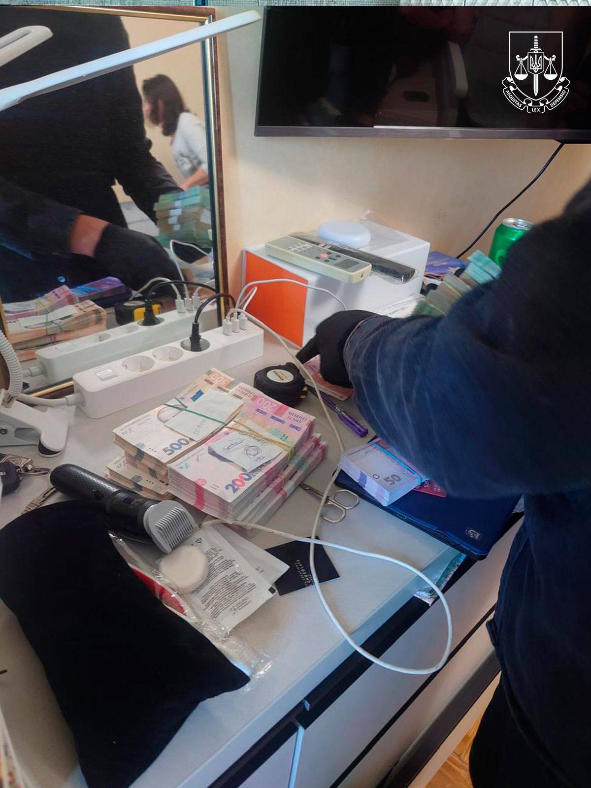 $14 тыс. за фиктивную инвалидность: в Запорожье разоблачили адвоката, которая организовывала незаконный выезд мужчин за границу. Фото