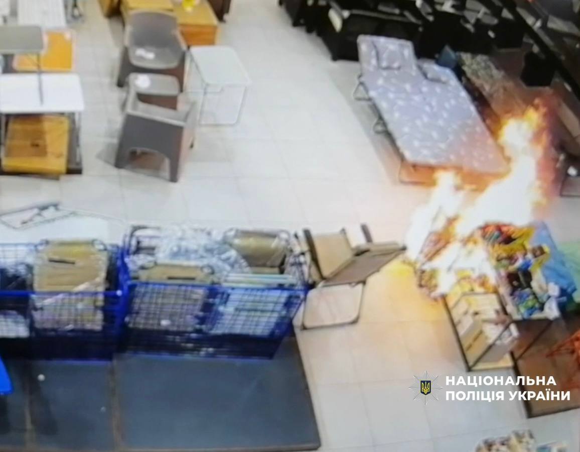 В Киеве 6-летний мальчик устроил пожар в гипермаркете. Подробности, фото и видео