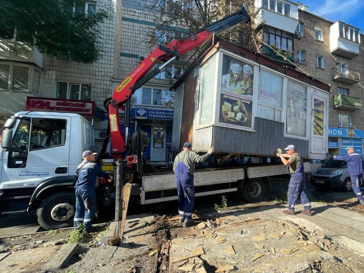 Простояли более 20 лет: в Киеве демонтировали часть МАФов на Подоле. Фото