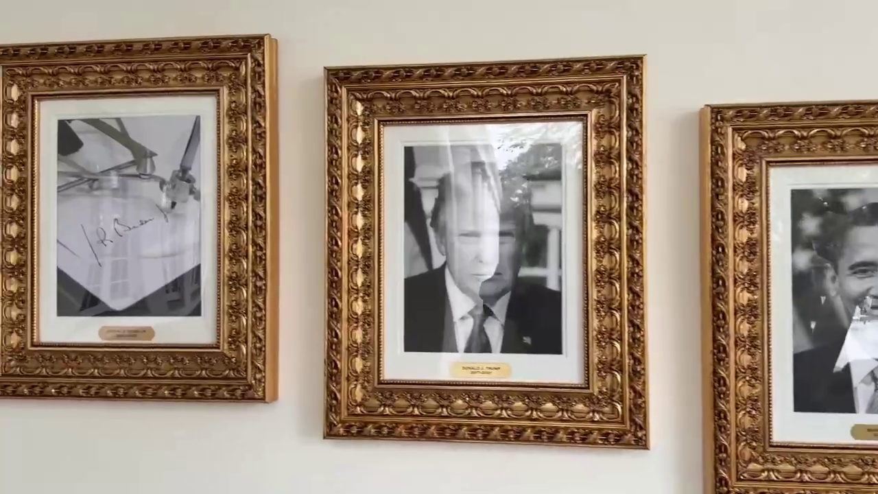 Трамп прибрав фото Байдена з "президентської Алеї слави" в Білому домі: повісив пристрій для автопідпису документів. Відео