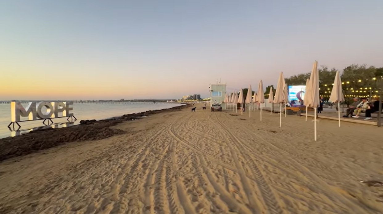 "Все говорили, что безопасно, а сейчас нас выгнали с пляжа": как украинские дроны сорвали бархатный сезон в Краснодарском крае России