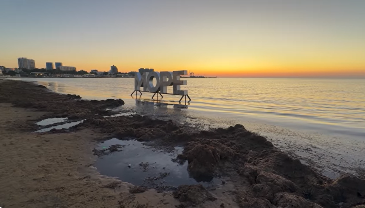 "Все говорили, что безопасно, а сейчас нас выгнали с пляжа": как украинские дроны сорвали бархатный сезон в Краснодарском крае России