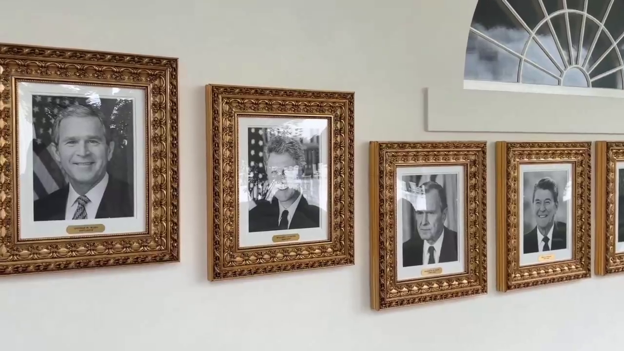 Трамп прибрав фото Байдена з "президентської Алеї слави" в Білому домі: повісив пристрій для автопідпису документів. Відео