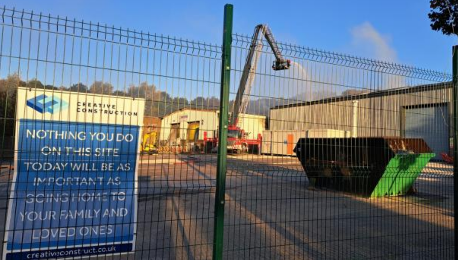 У Британії стався потужний вибух у промисловій зоні: піднявся стовп диму, людей евакуювали. Фото і відео