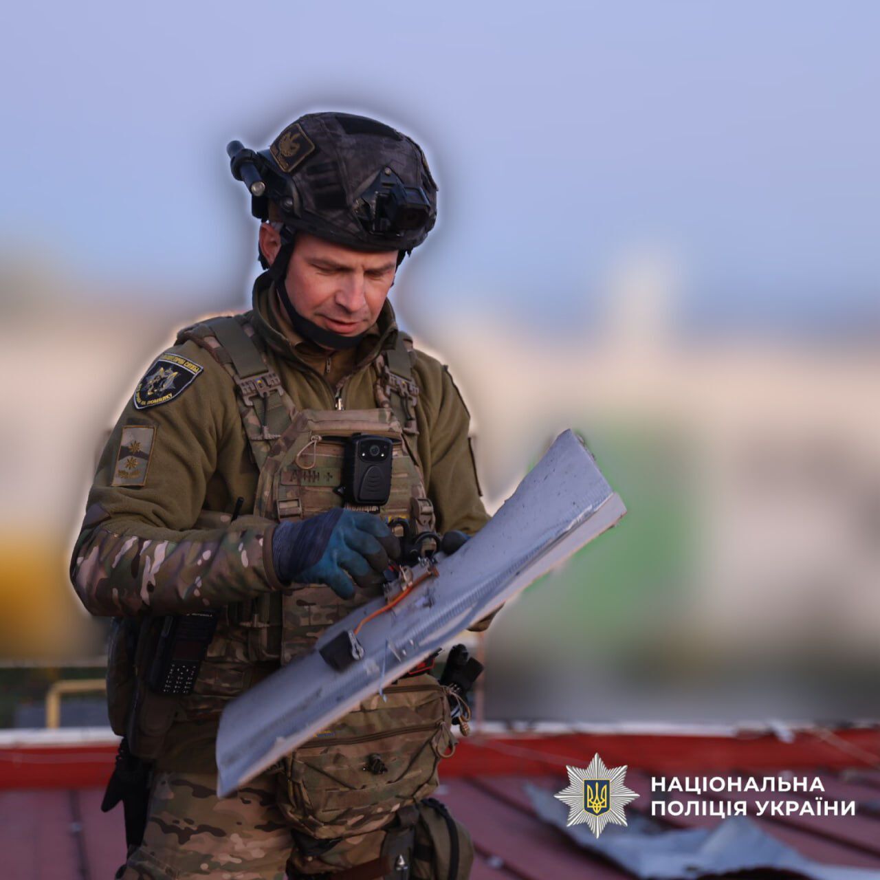 У Харкові ворожий дрон влучив у дах магазину: пошкоджено автобус, є постраждалі. Фото