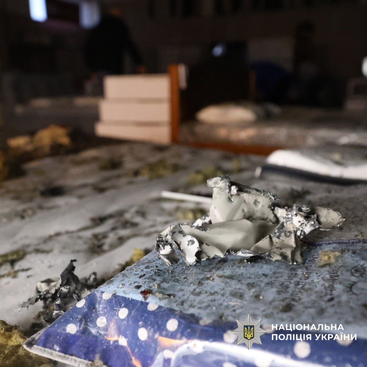 У Харкові ворожий дрон влучив у дах магазину: пошкоджено автобус, є постраждалі. Фото