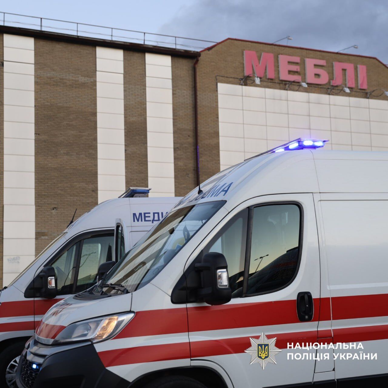 У Харкові ворожий дрон влучив у дах магазину: пошкоджено автобус, є постраждалі. Фото